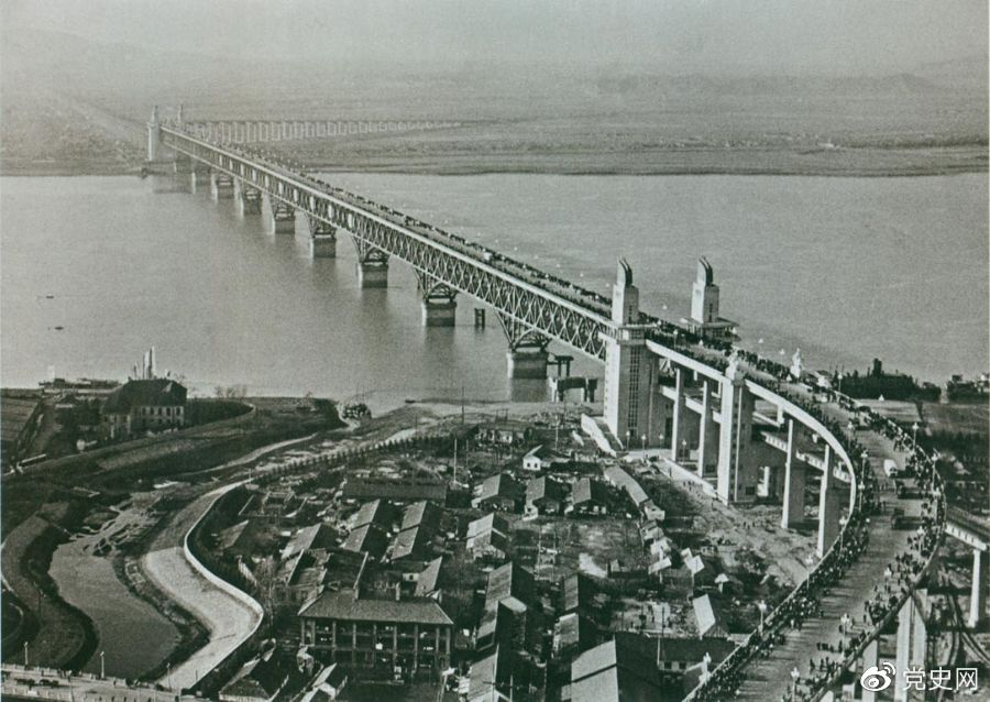 1968年12月29日， 南京長(zhǎng)江大橋全面建成通車(chē)。這是當(dāng)時(shí)中國(guó)自行設(shè)計(jì)建造的最大的鐵路、公路兩用橋。